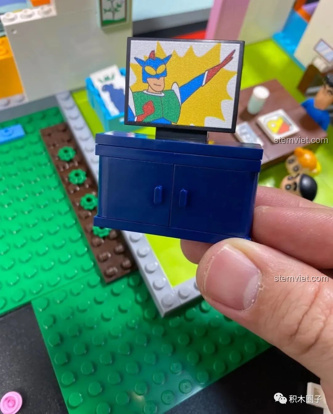 Gia đình Nohara quây quần trong phòng khách của bộ đồ chơi Tổ ấm của gia đình Shin-chan K20612.