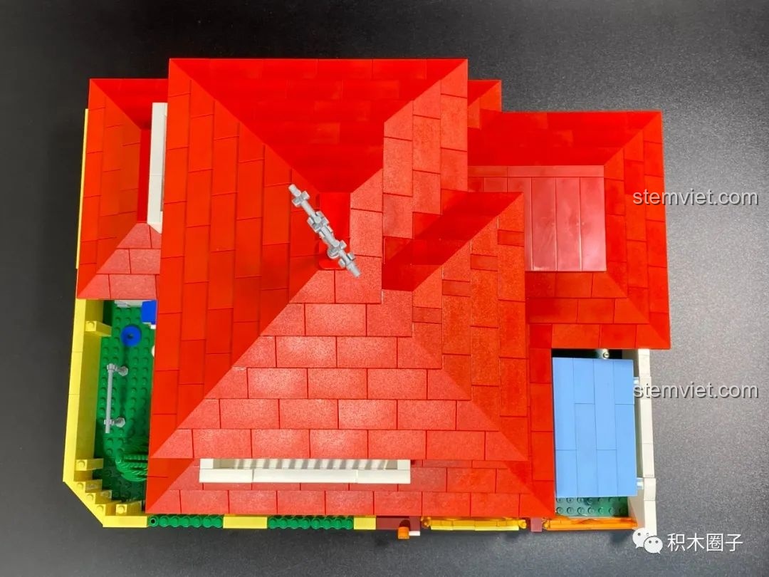 Mô hình hoàn chỉnh của bộ đồ chơi Tổ ấm của gia đình Shin-chan K20612 nhìn từ góc chính diện.