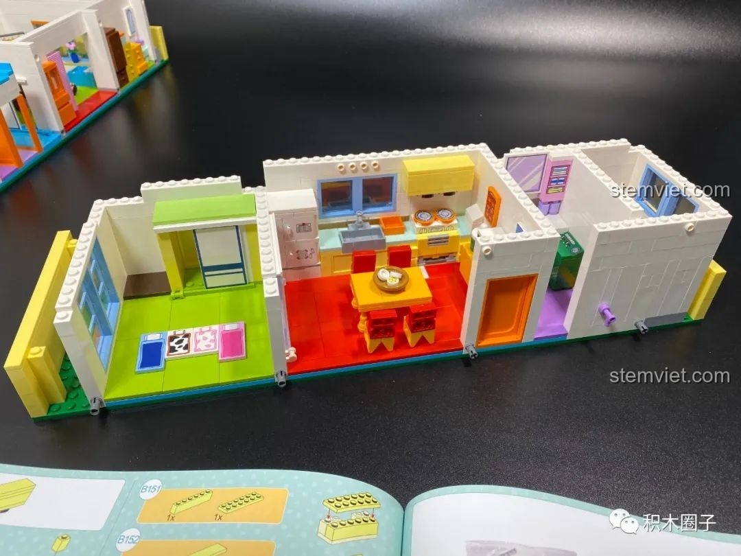 Hoàn thiện khu vực nhà bếp và phòng ăn của bộ đồ chơi Tổ ấm của gia đình Shin-chan K20612.