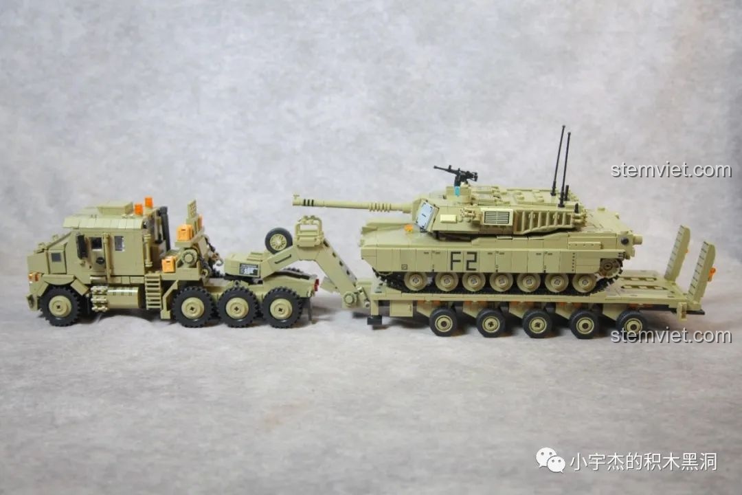 Mô hình xe đầu kéo chở tăng hạng nặng M1070 và M1A2 Abrams được lắp ráp hoàn chỉnh.