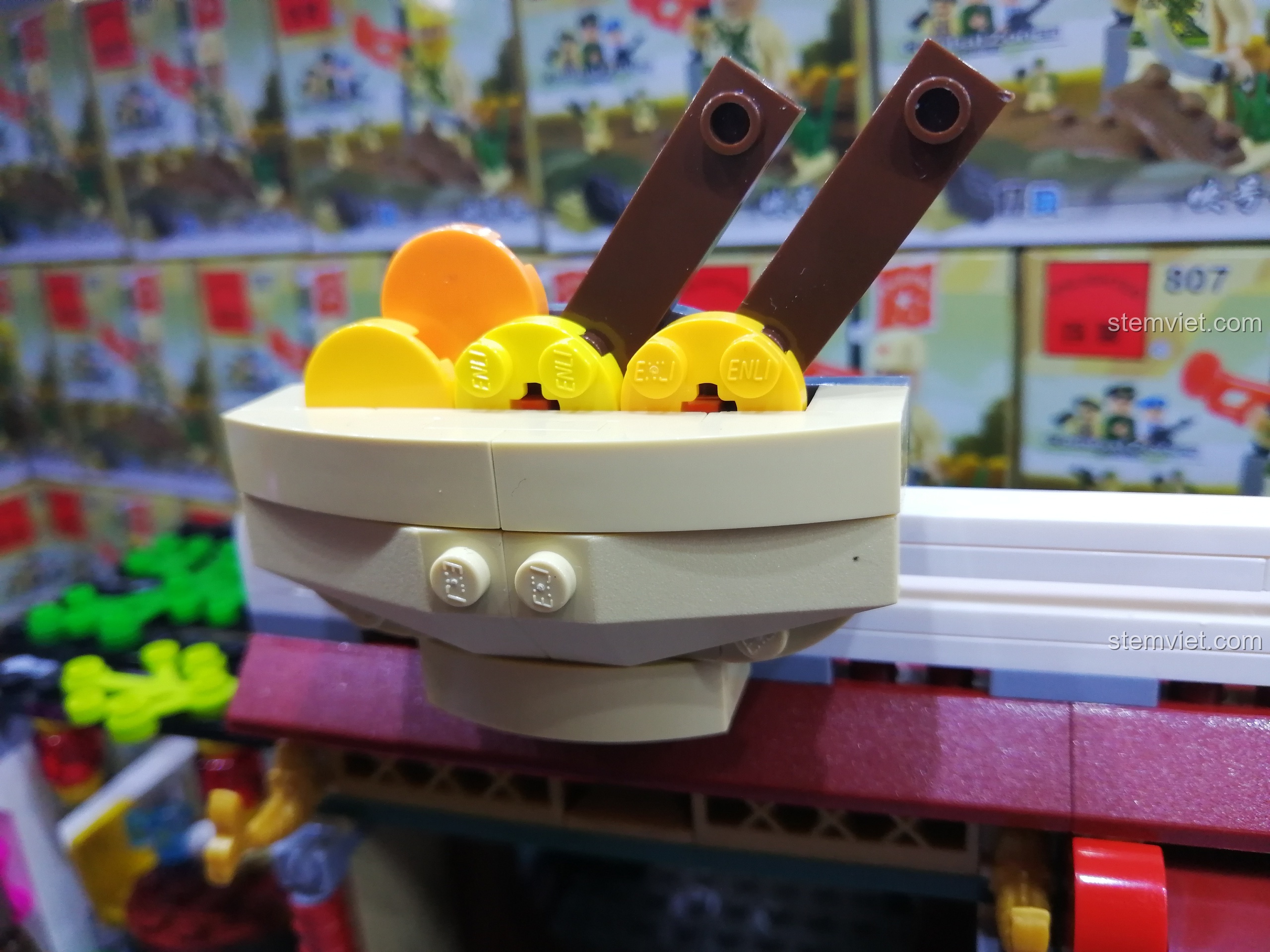 Cận cảnh tô mì khổng lồ, biểu tượng đặc trưng được đặt trên nóc nhà hàng QMAN 1137.