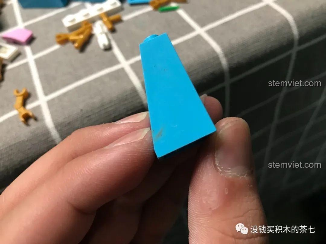 Tòa tháp chính của Lâu Đài Cổ Tích đã được lợp mái hoàn chỉnh.