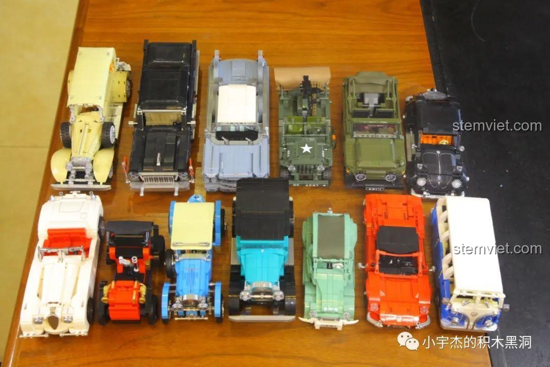 Toàn bộ 13 mô hình xe cổ điển trong series Beijing Auto Museum của SEMBO, nhìn từ trên xuống.