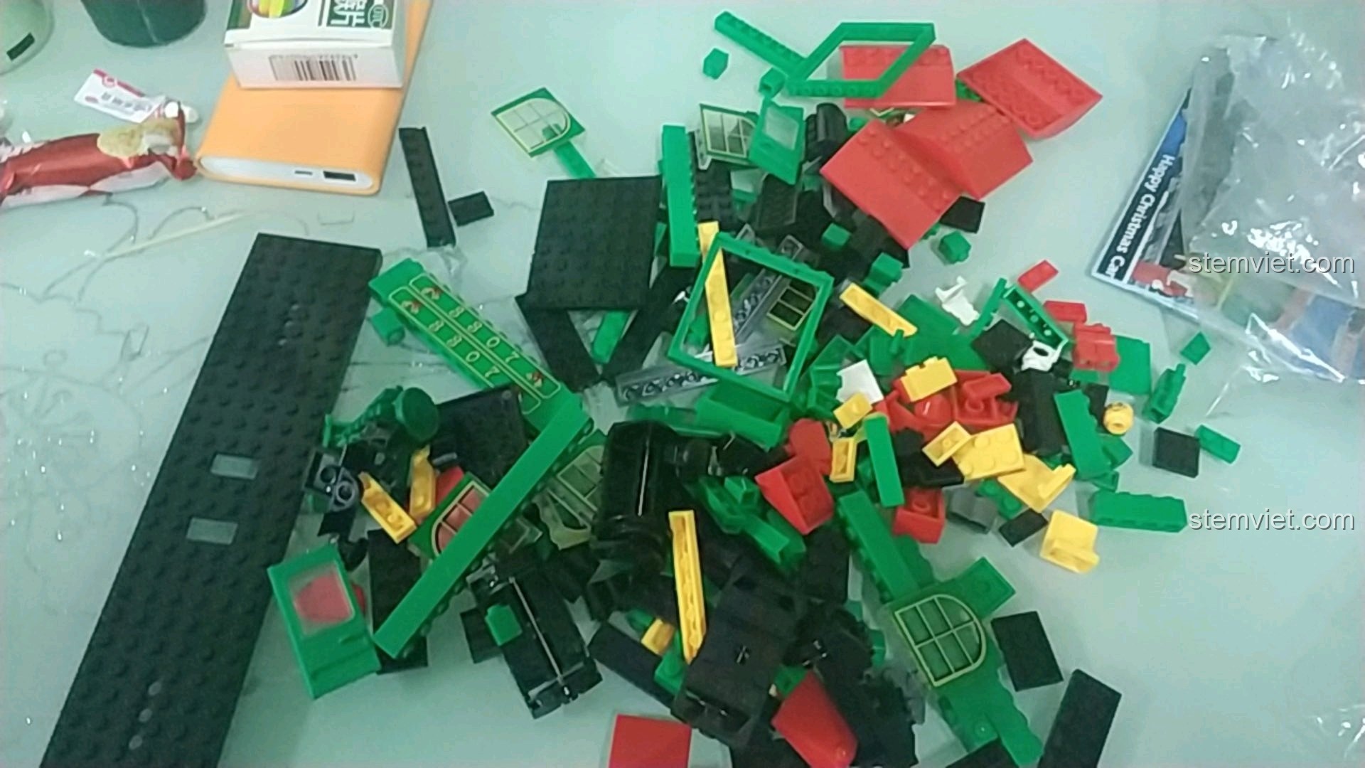 Tất cả 257 chi tiết của bộ Mô hình toa tàu chủ đề Noel được đổ ra để chuẩn bị lắp ráp.