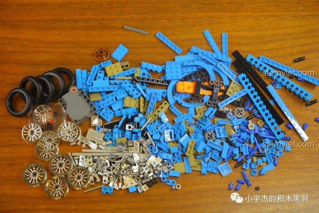 Toàn bộ 482 chi tiết của bộ xếp hình SEMBO Bugatti T38A được đổ ra, sẵn sàng cho quá trình lắp ráp sáng tạo.