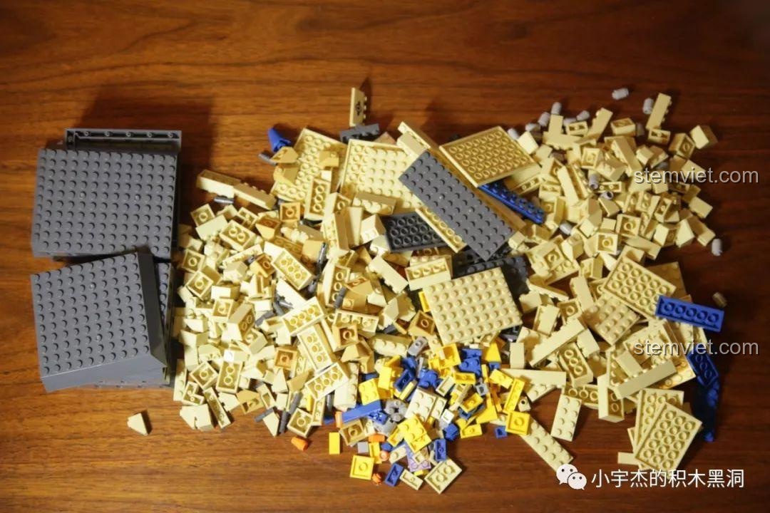 Toàn bộ 643 mảnh ghép của bộ WANGE 4210 được đổ ra để chuẩn bị cho quá trình lắp ráp.