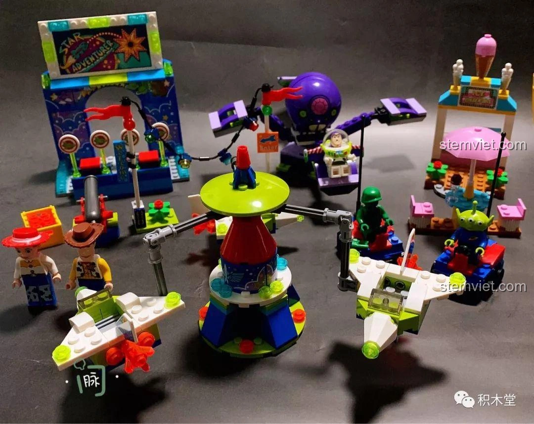 Toàn bộ 4 mô hình lắp ráp chủ đề Hội Chợ Toy Story 4 của Sheng Yuan đã hoàn thành, bao gồm Buzz, Jessie, Woody, Alien và Green Soldier.