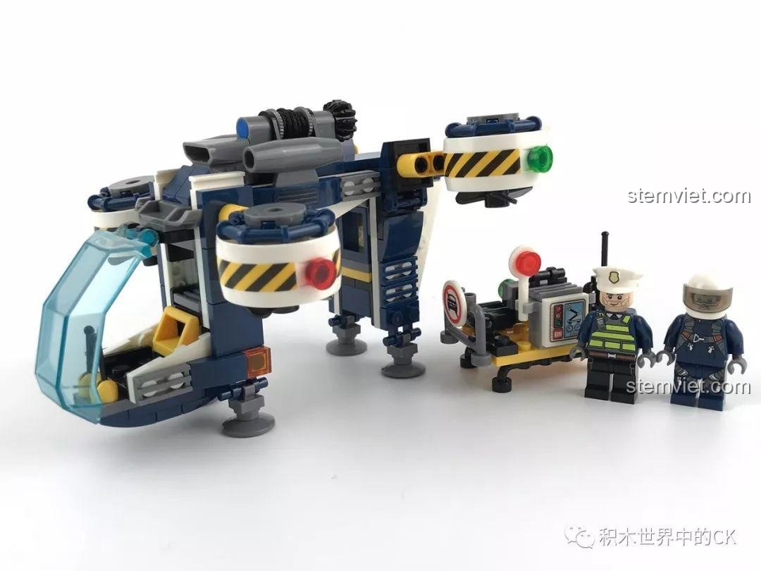 Toàn bộ sản phẩm trong bộ Sembo SD9510 sau khi lắp ráp hoàn chỉnh, bao gồm máy bay, trạm điều khiển và 2 minifigures.