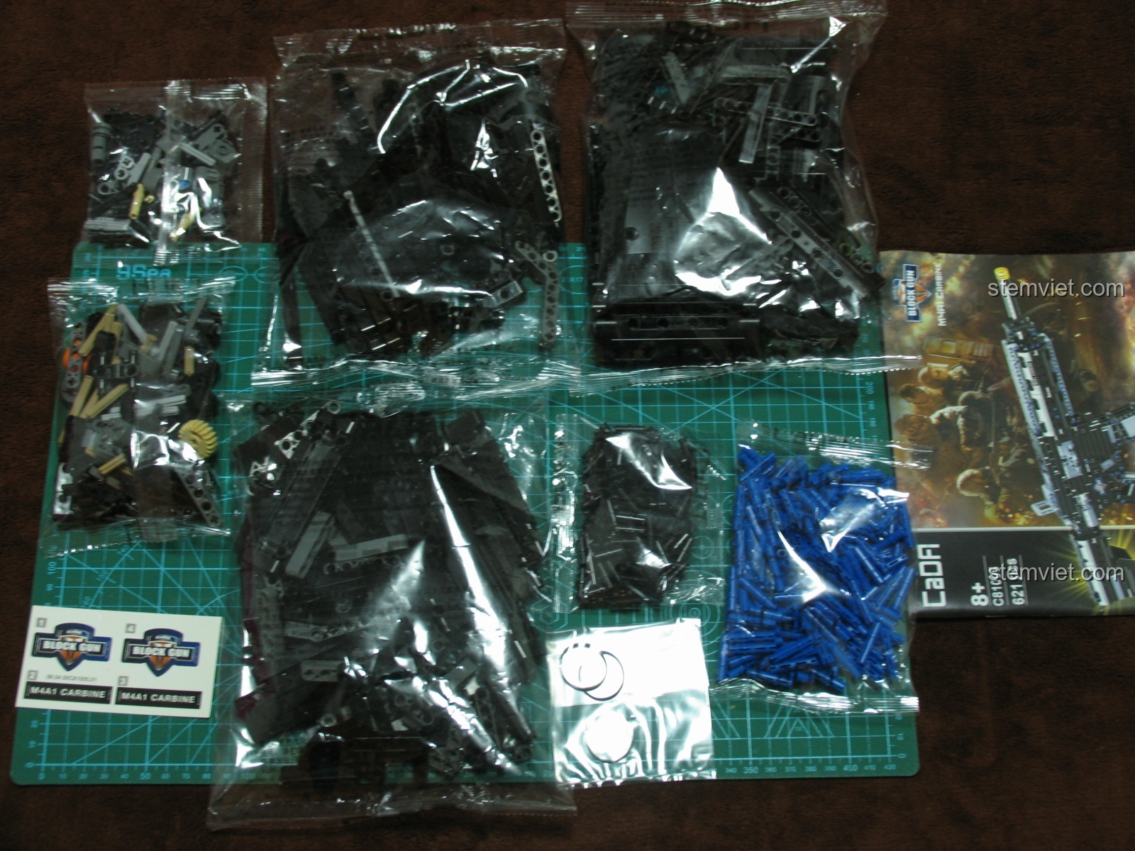 Toàn bộ chi tiết bên trong bộ xếp hình Mô súng trường chiến đấu 81005 gồm 7 túi, sách hướng dẫn và sticker.