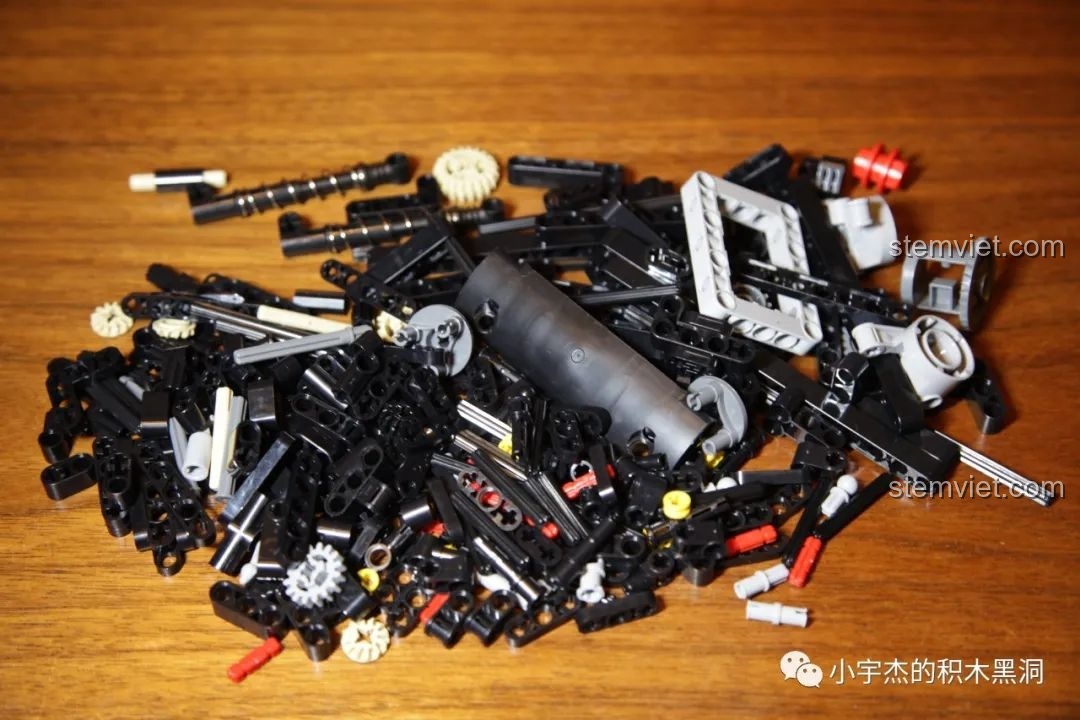 Toàn bộ chi tiết của gói số 1 được đổ ra bàn gỗ, sẵn sàng cho quá trình lắp ráp.