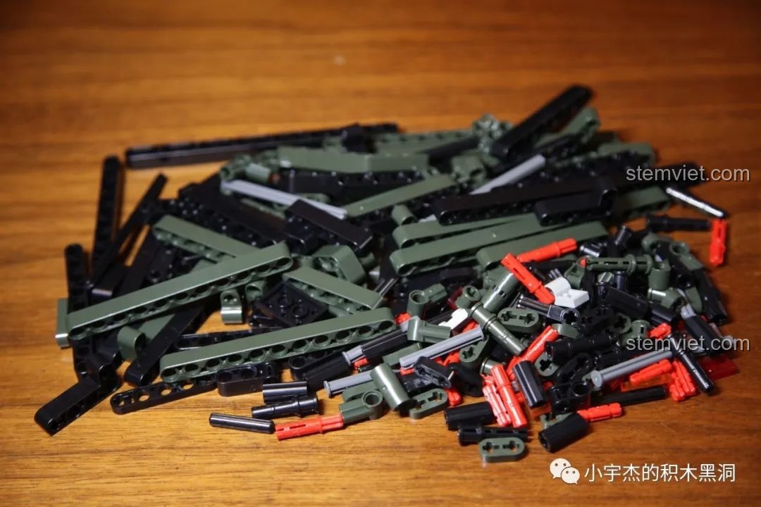 Toàn bộ chi tiết của gói số 4 được đổ ra bàn, bao gồm các dầm, trục và các chi tiết nhỏ.