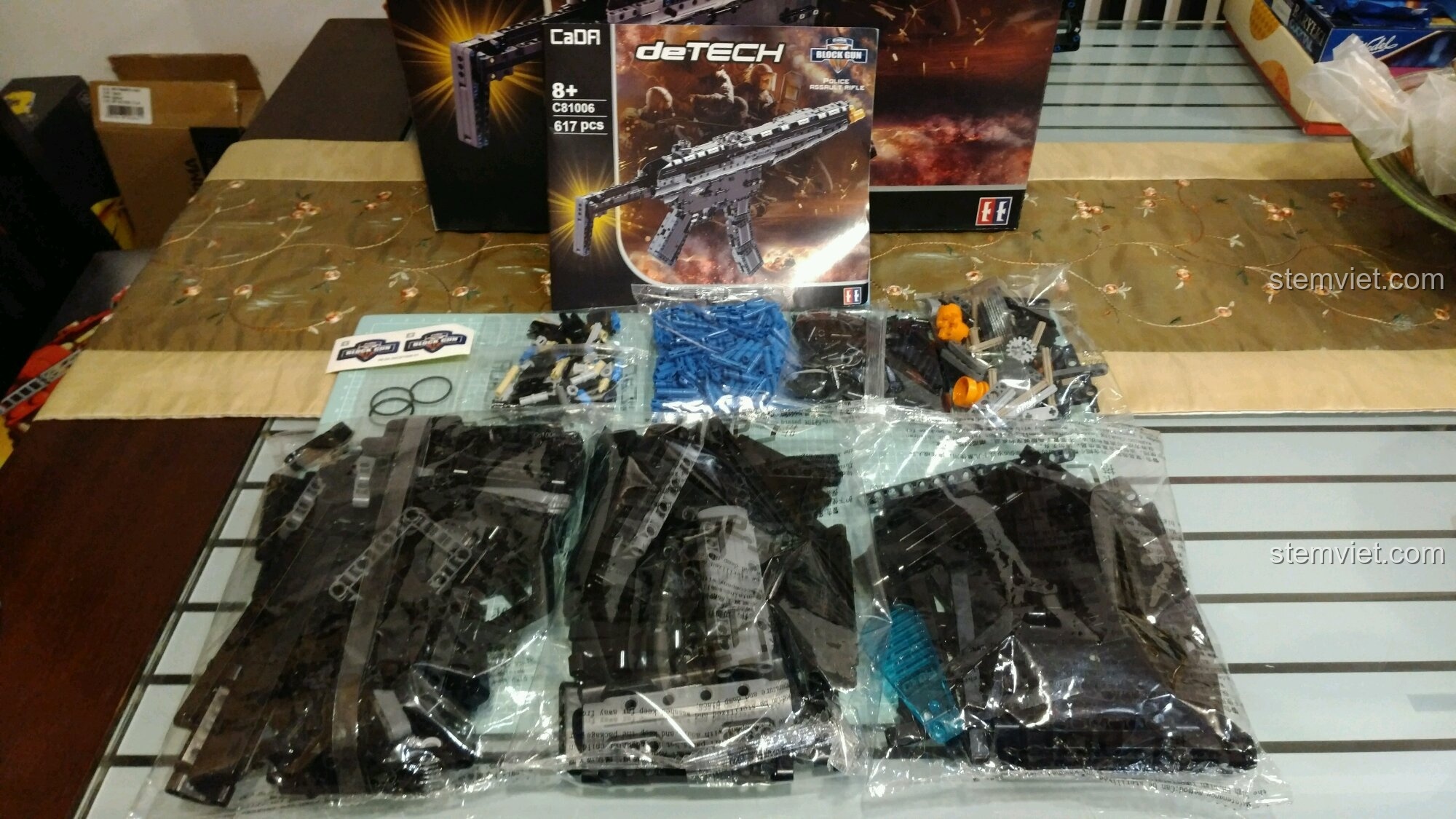 Toàn bộ chi tiết bên trong hộp đồ chơi mô hình súng MP5 cho trẻ em 8+, gồm các túi chi tiết, sách hướng dẫn.