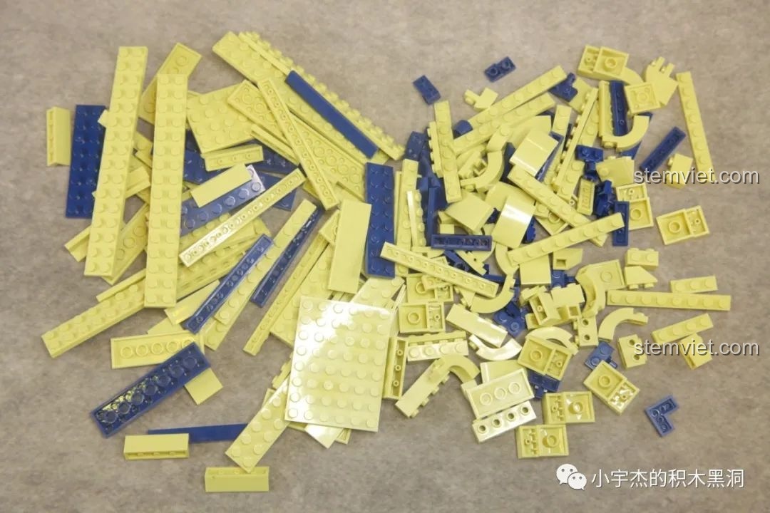 Toàn bộ chi tiết nhựa ABS của giai đoạn 1 được đổ ra chuẩn bị cho việc lắp ráp mô hình.