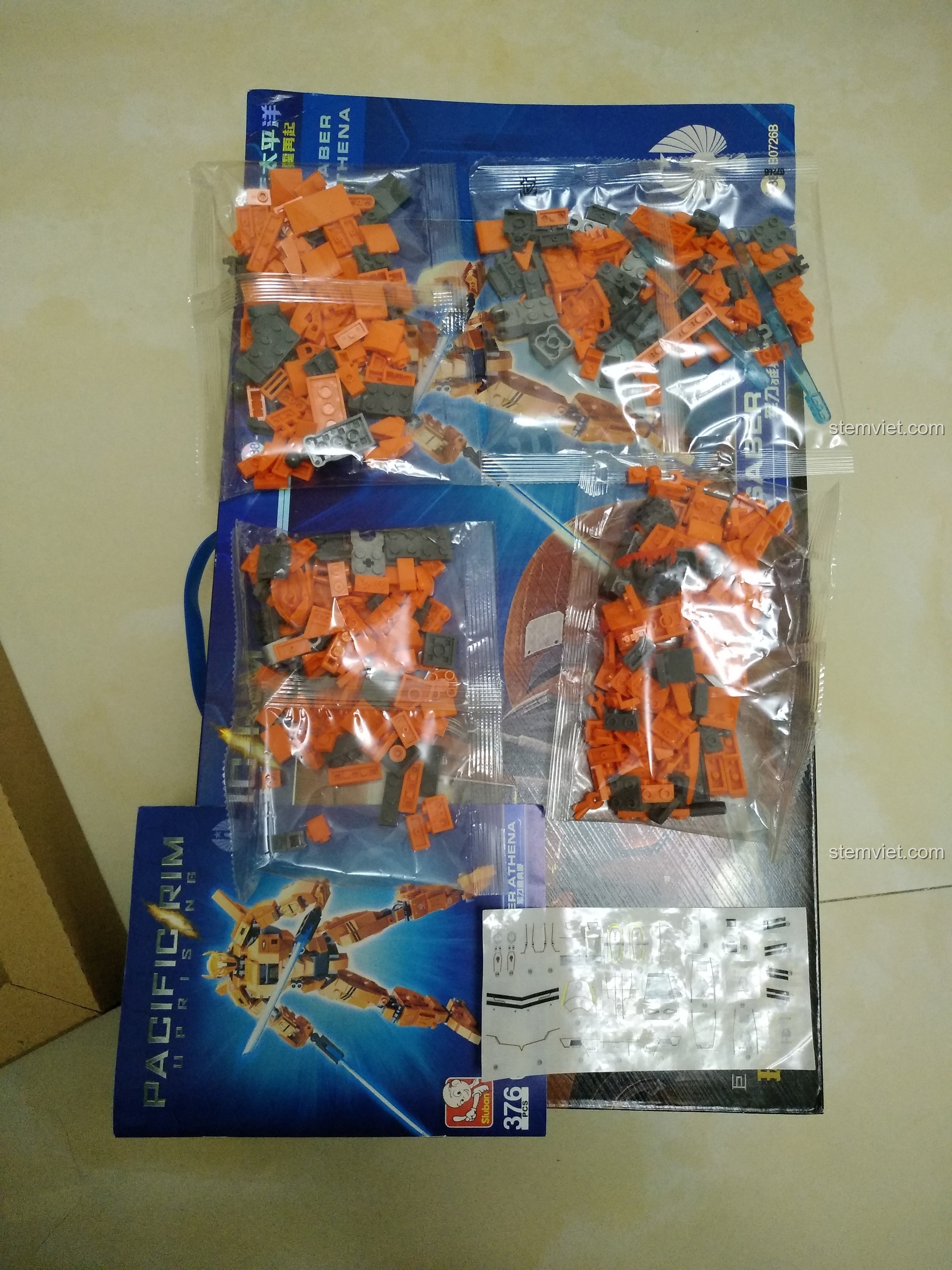 Toàn bộ các túi chi tiết, sách hướng dẫn và sticker của bộ đồ chơi xếp hình Mô Saber Athena M38B0726B được bày ra.