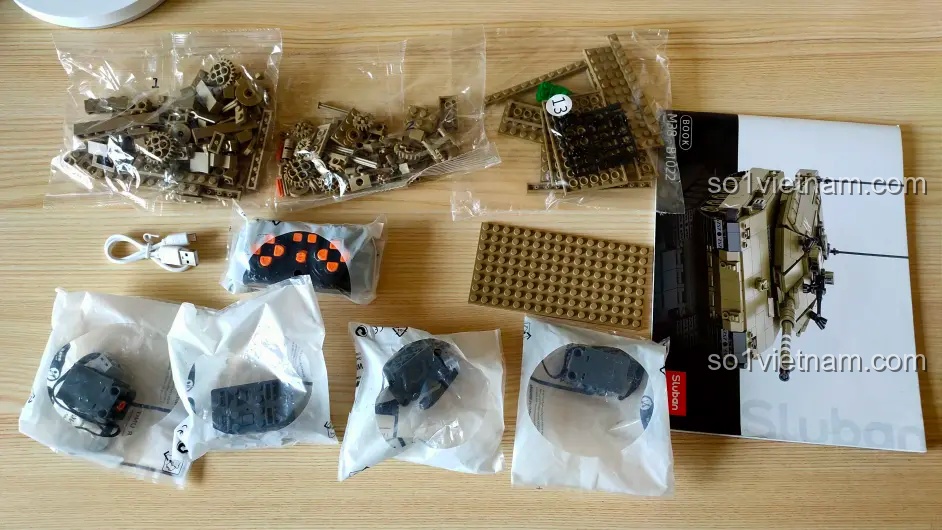 Toàn bộ chi tiết bên trong bộ lắp ráp Sluban M38-B1022, bao gồm các túi mảnh ghép, sách hướng dẫn và bộ động cơ.