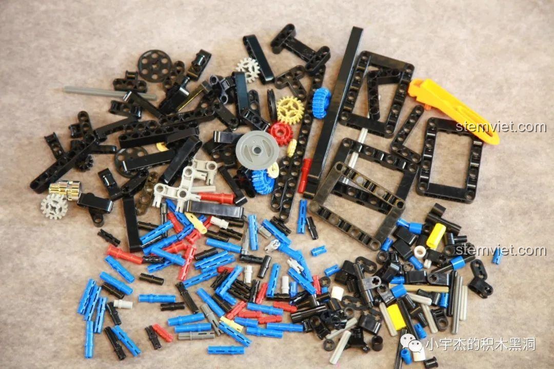 Toàn bộ chi tiết từ túi số 1 của bộ SEMBO 701924 được đổ ra để chuẩn bị lắp ráp.