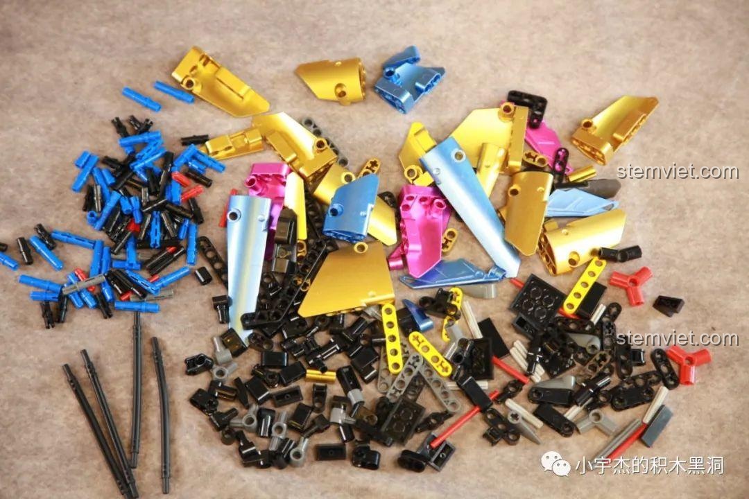 Toàn bộ chi tiết từ túi số 3 của bộ SEMBO 701924 với nhiều mảnh được sơn mạ màu sắc.