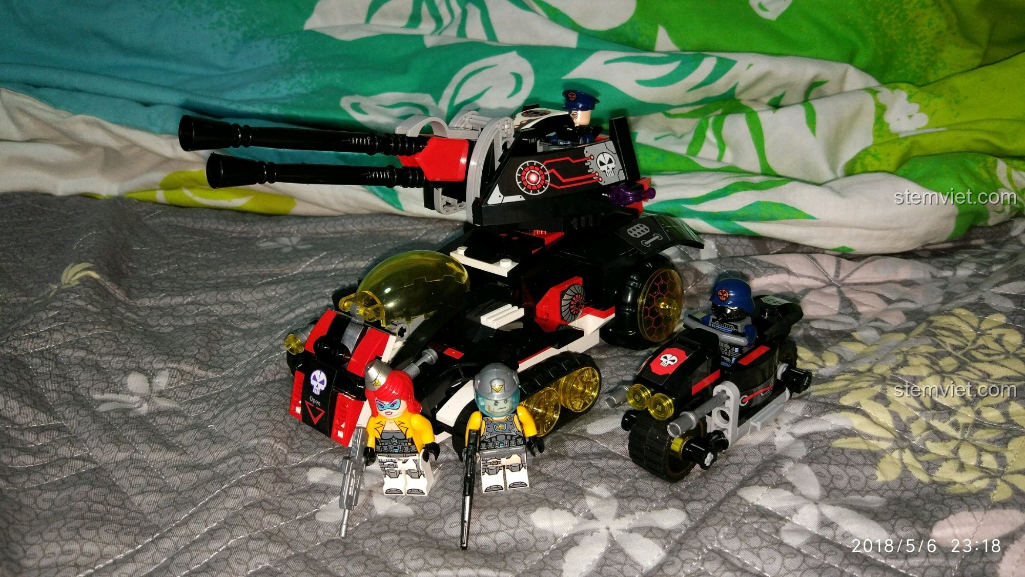 Toàn bộ mô hình và minifigures của bộ QMAN 2715 được trưng bày cùng nhau, tạo nên một đội quân hoàn chỉnh.