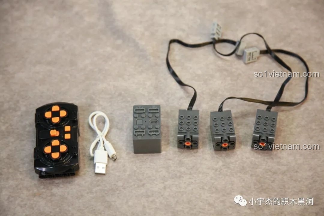 Toàn bộ hệ thống điều khiển của Sluban M38-B0851: tay cầm, cáp sạc USB, hộp pin và 3 động cơ nhỏ gọn.