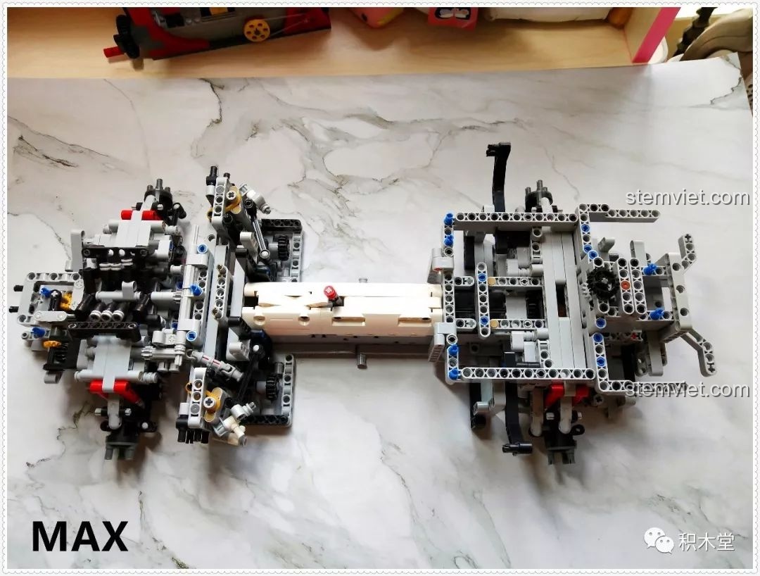 Toàn bộ khung gầm của mô hình Qizhile 23010 Nissan GT-R, cho thấy kích thước lớn và độ phức tạp của cấu trúc.