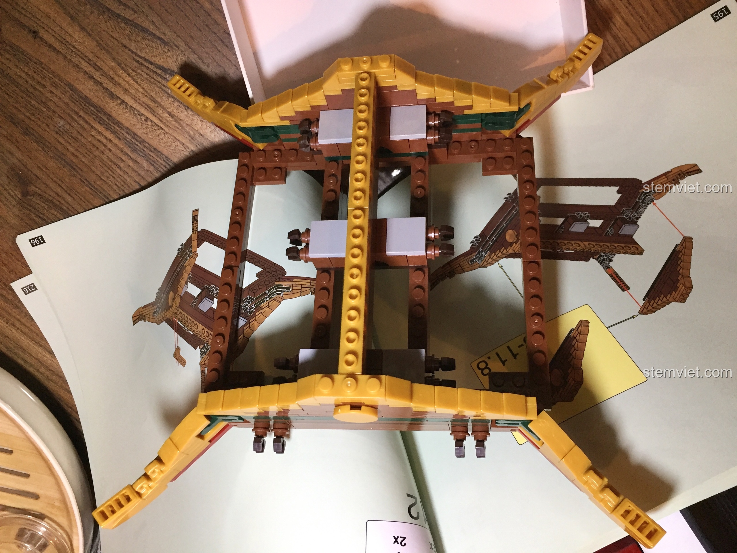 Toàn bộ khung kết cấu mái nhà của Vạn Phúc Khách Sạn, thể hiện kỹ thuật lắp ráp phức tạp và thú vị.