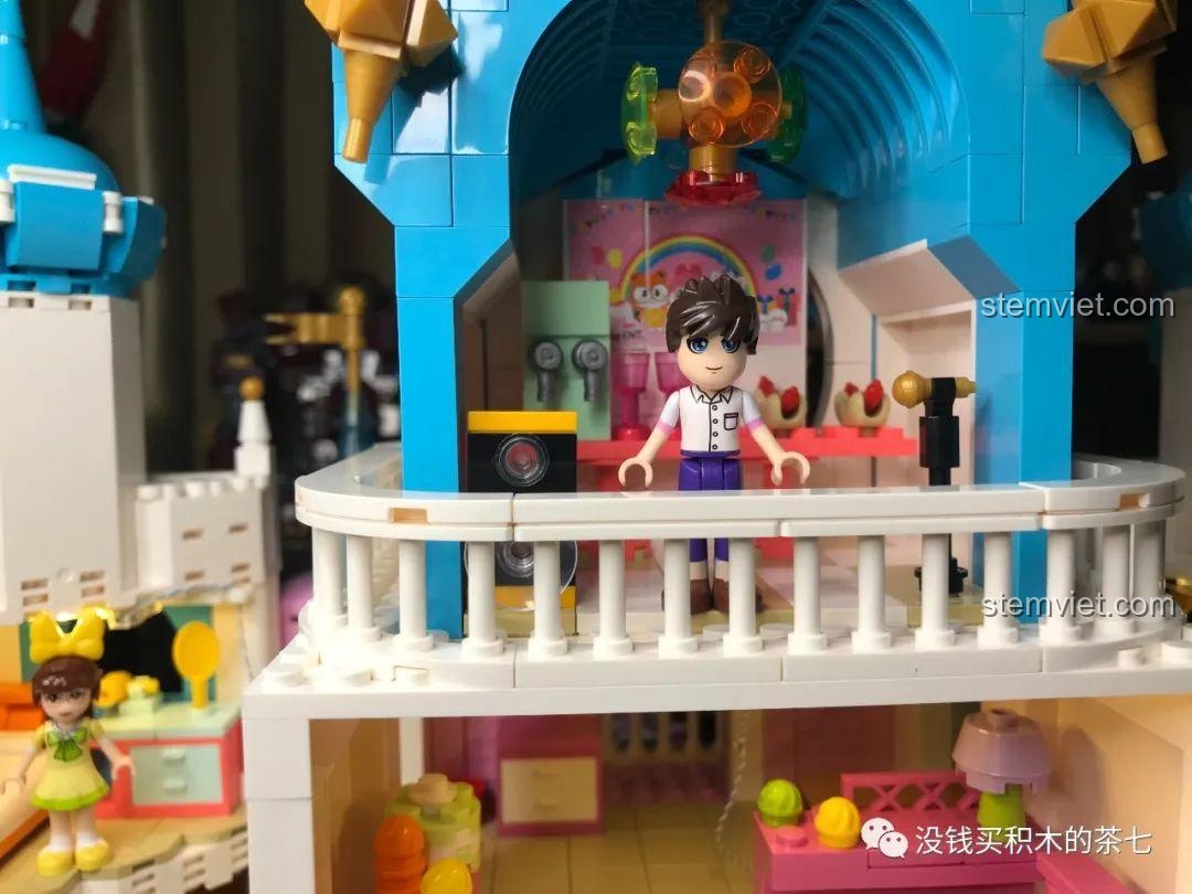 Toàn bộ các minifigure được đặt trong các phòng của lâu đài, tạo nên một khung cảnh sống động.