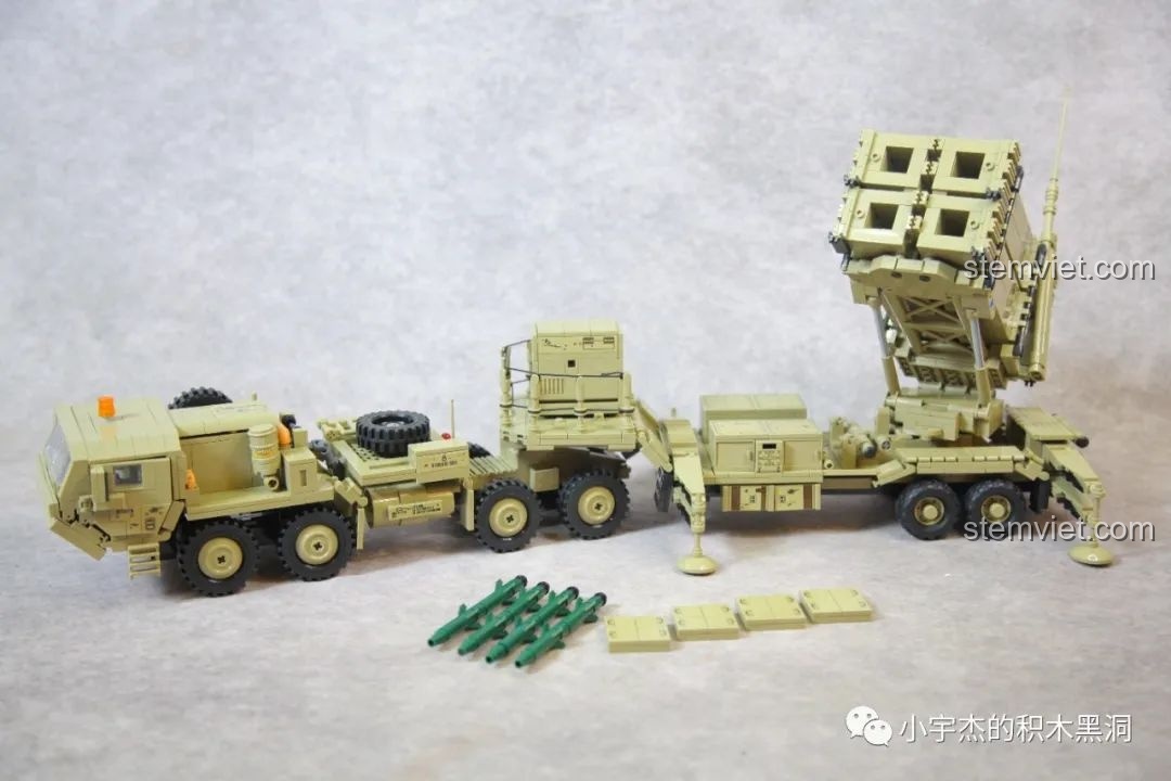 Toàn bộ mô hình Xe tải quân sự hạng nặng HEMTT Panlos Brick cùng các phụ kiện tên lửa và nắp che.