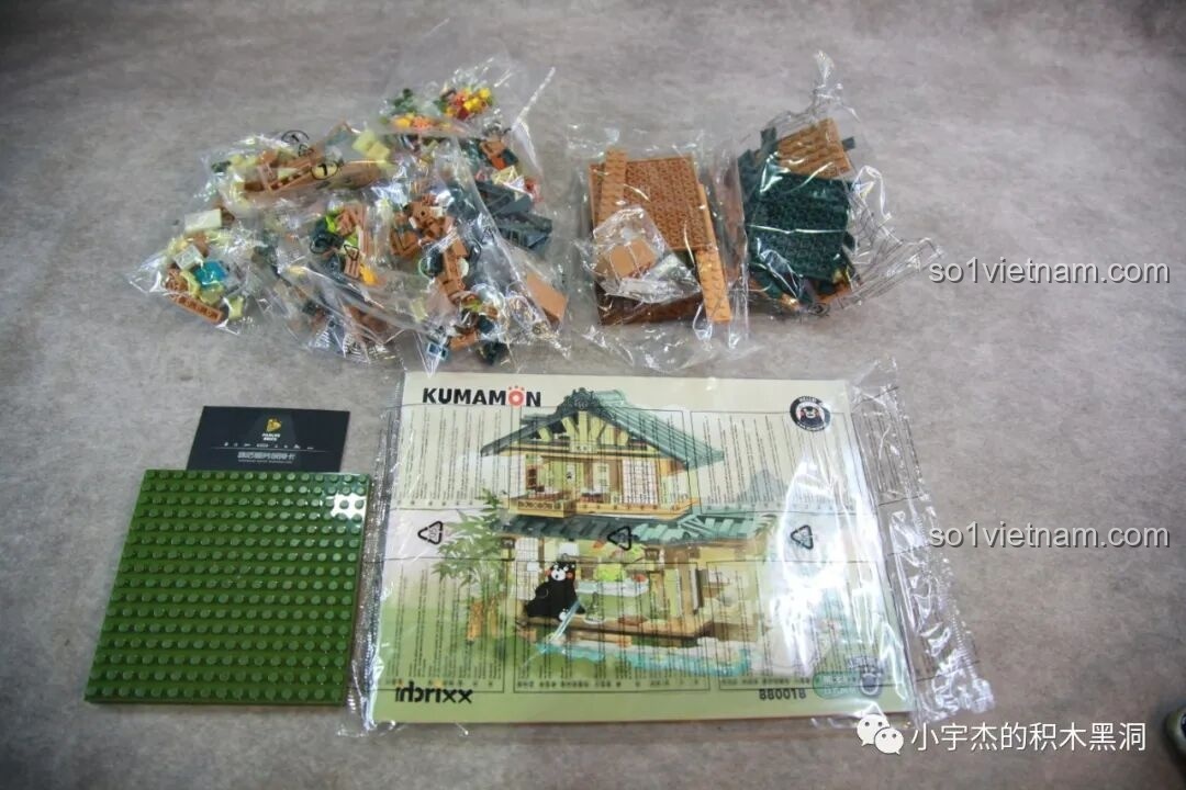 Toàn bộ nội dung bên trong hộp đồ chơi lắp ráp inbrixx 880018 Ngôi Nhà Nhật Bản Kumamon, bao gồm mảnh ghép, đế và sách hướng dẫn.