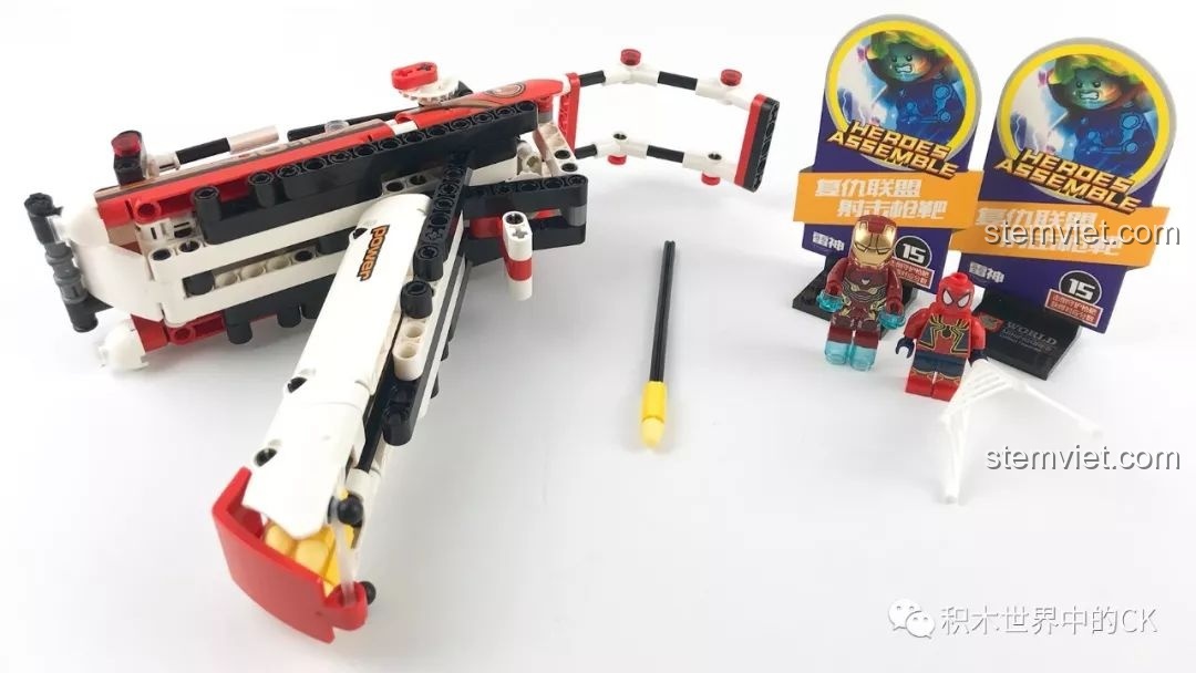 Toàn bộ sản phẩm sau khi lắp ráp của bộ SY 7017, bao gồm súng, minifigures và bia tập bắn.