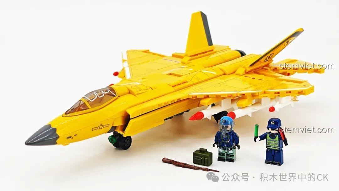 Mô hình máy bay chiến đấu J-35 SEMBO 202254 hoàn chỉnh cùng hai minifigure và phụ kiện đi kèm.