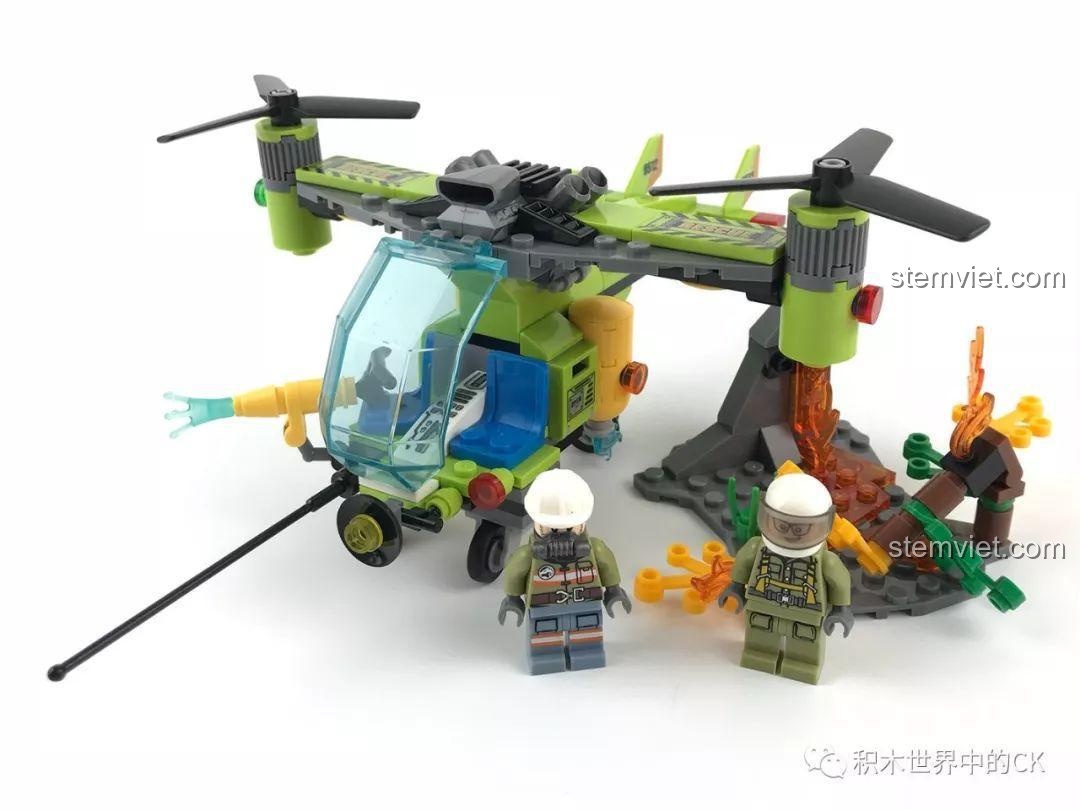 Toàn bộ bộ lắp ráp Sembo SD9512 sau khi hoàn thành, bao gồm trực thăng, bối cảnh và hai minifigures.