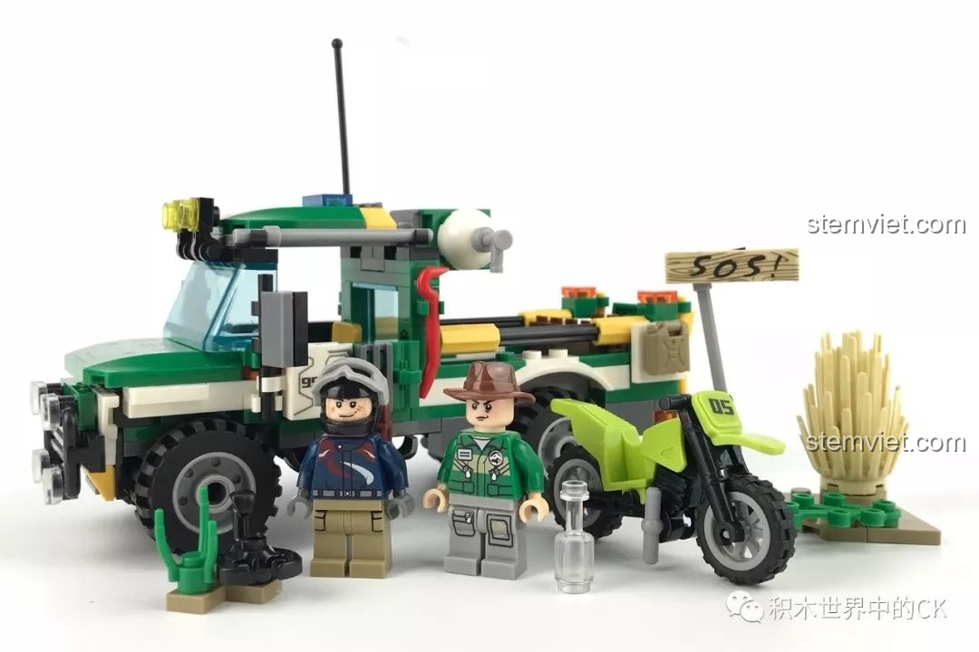 Toàn bộ sản phẩm trong bộ SEMBO SD9552 Đội cứu hộ tận thế, bao gồm xe bán tải, mô tô, 2 minifigures và tiểu cảnh sa mạc.