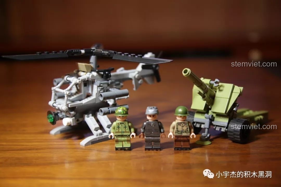 Toàn bộ set Panlos 631004A đã lắp ráp hoàn chỉnh gồm trực thăng, pháo và ba minifigures.