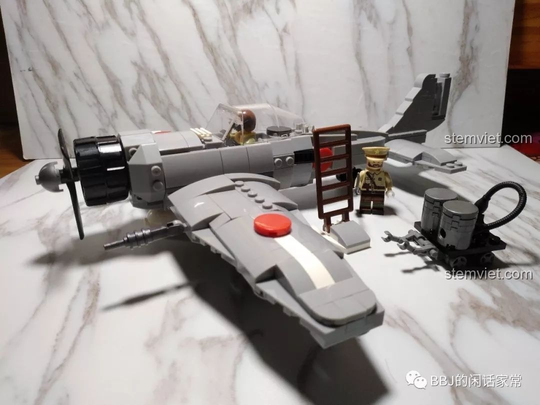 Toàn bộ bộ lắp ráp Sembo 12781 sau khi hoàn thành, bao gồm máy bay, 2 minifigures và các phụ kiện.