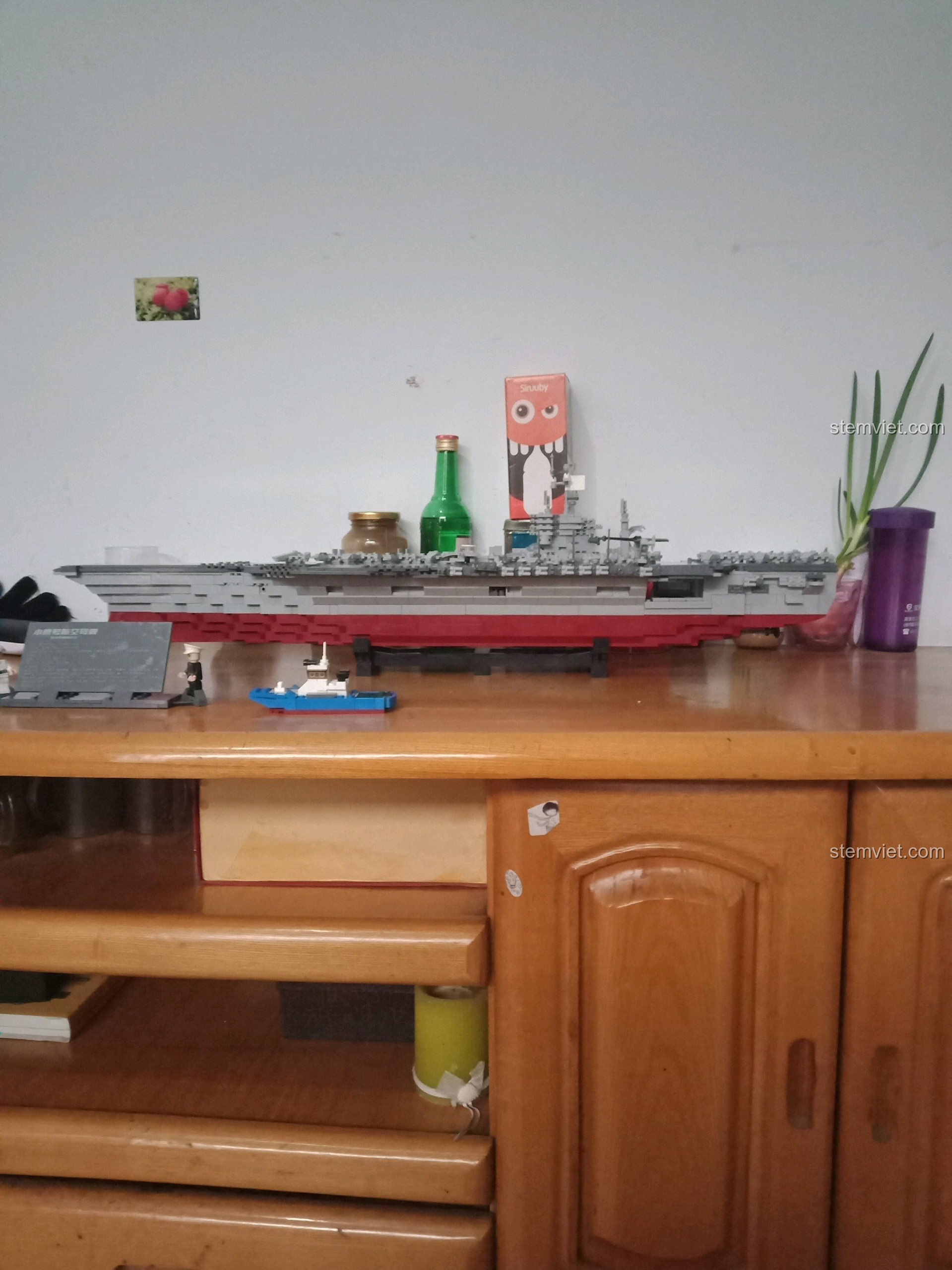 Góc nhìn ngang toàn cảnh mô hình Tàu sân bay USS Kitty Hawk CV-63 KAZI KY10002.