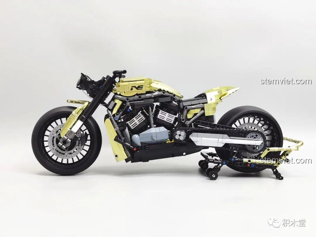 Mô hình Panlos 672110 nhìn từ bên hông, thể hiện chiều dài ấn tượng và thiết kế tổng thể hài hòa.