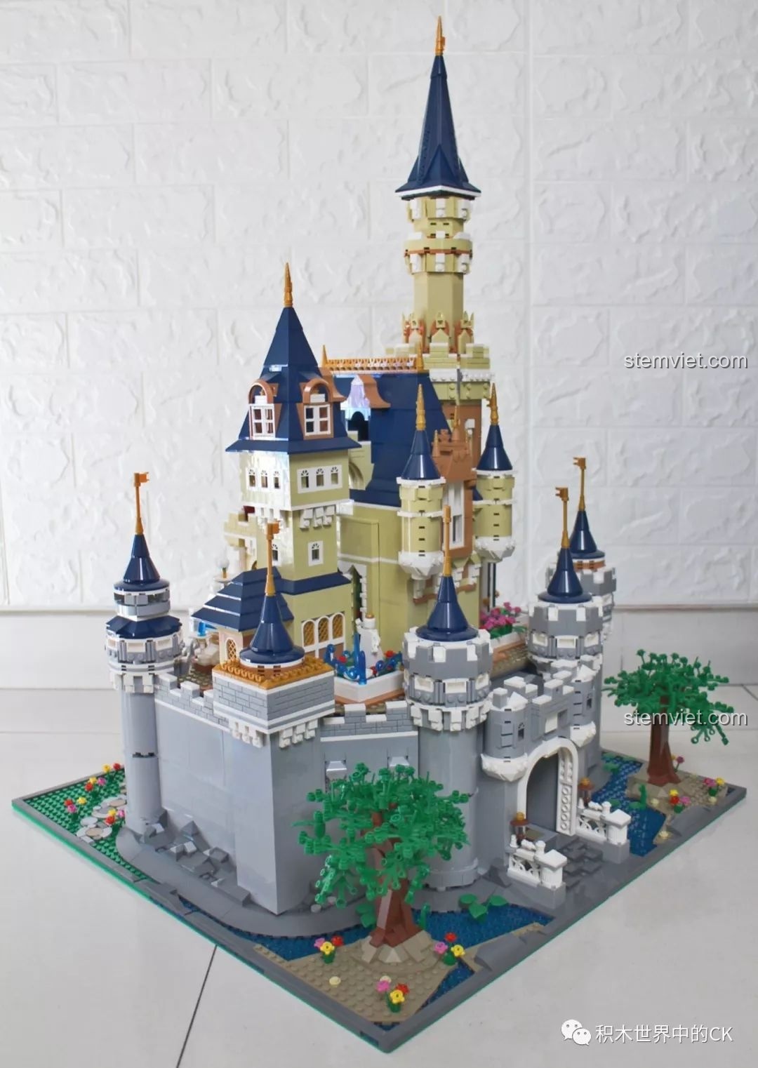 Toàn cảnh bên trái của bộ đồ chơi xây dựng Lâu đài công chúa, thể hiện sự hài hòa trong thiết kế.