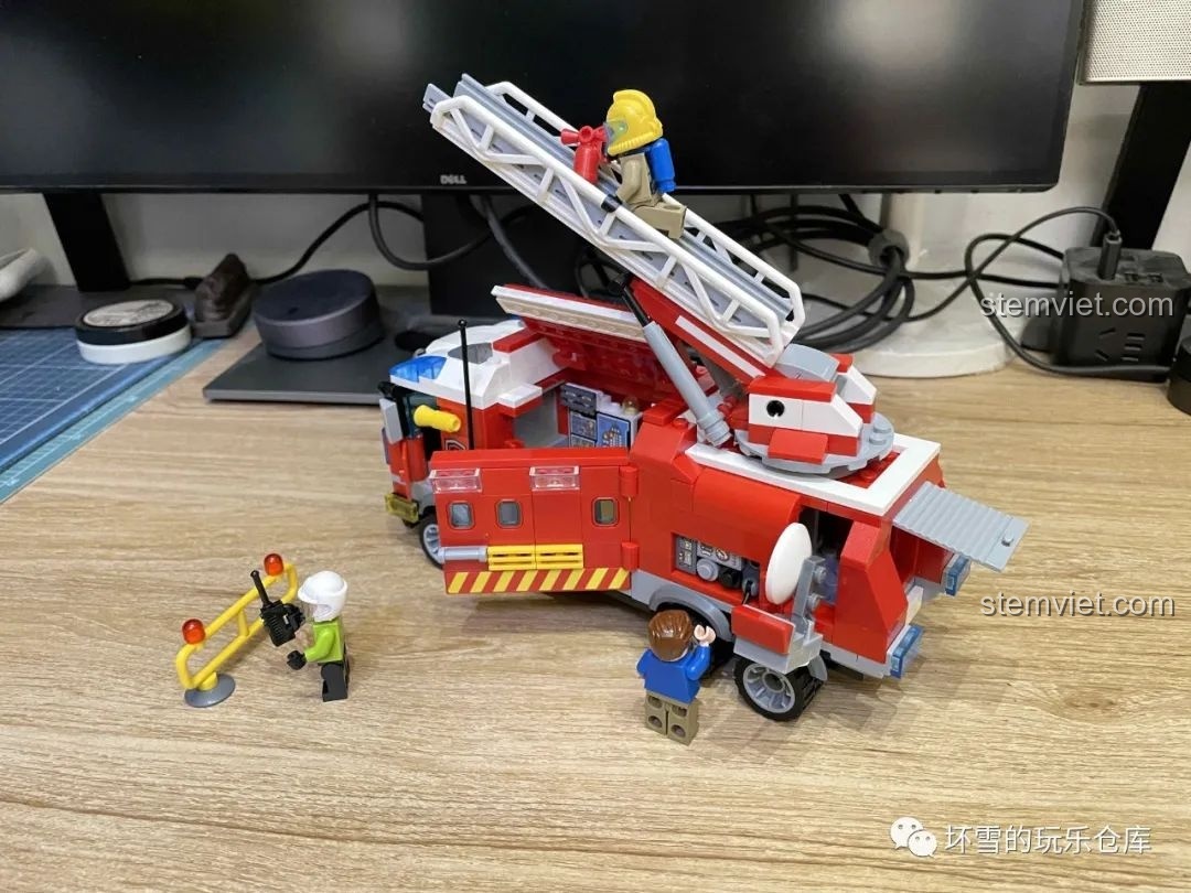 Toàn cảnh bộ đồ chơi QMAN 2807 Xe Chỉ Huy Cứu Hỏa với xe và 3 minifigures đang thực hiện nhiệm vụ.