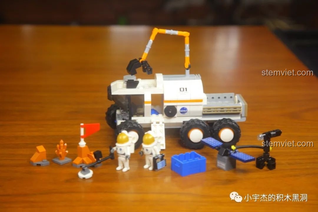 Toàn cảnh bộ lắp ráp GUDI 10802 hoàn chỉnh, bao gồm xe tự hành, 2 phi hành gia và các phụ kiện đi kèm.