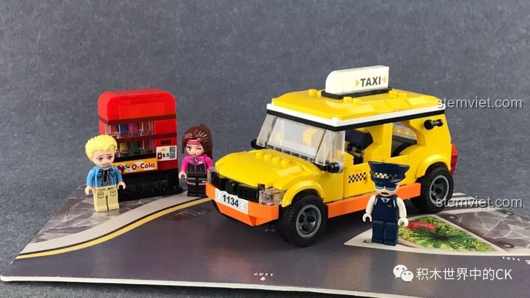 Toàn bộ mô hình đã lắp ráp của bộ QMAN 1134 được trưng bày trên tấm thảm nền đường phố.