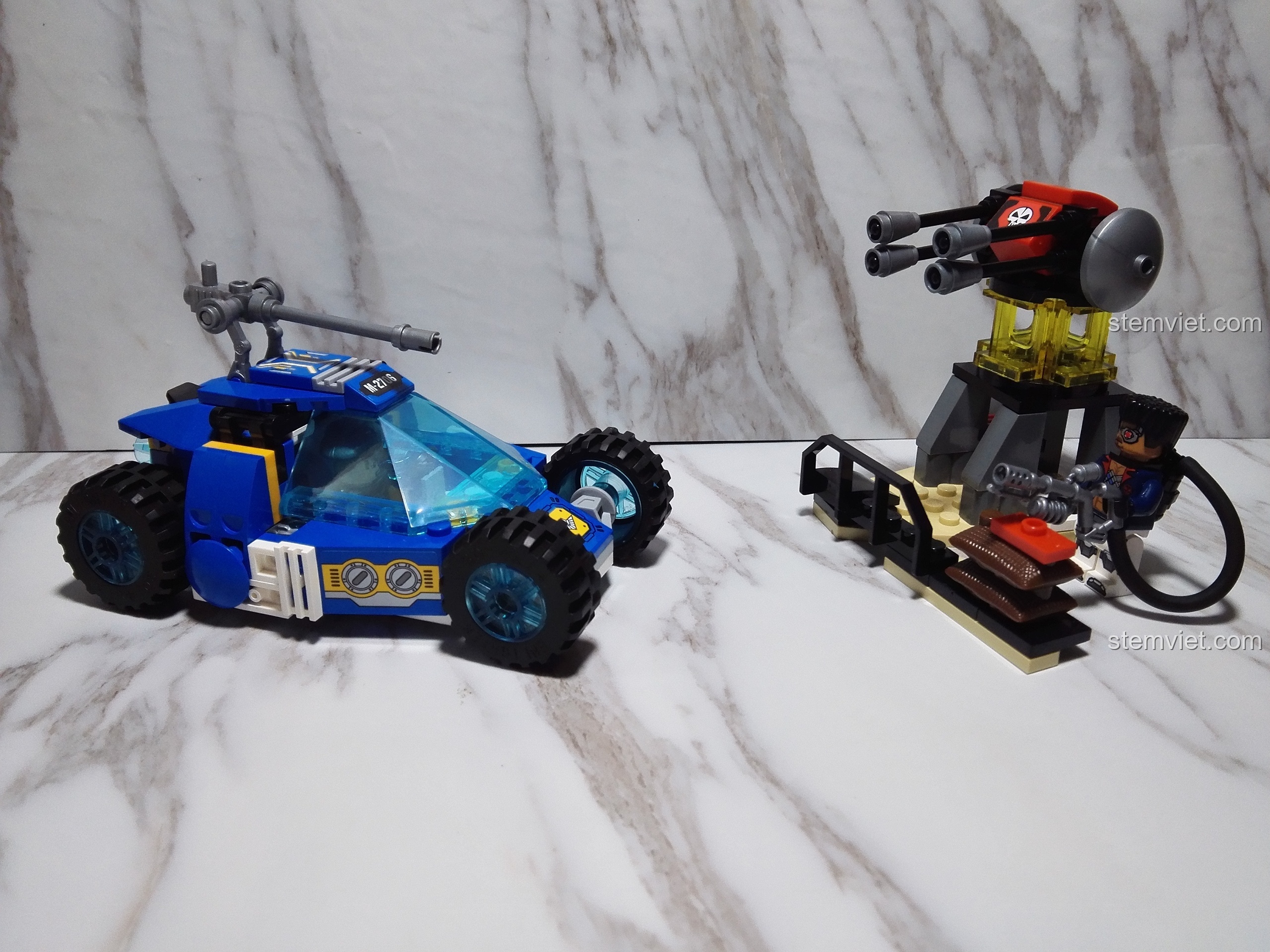 Ảnh chụp toàn bộ các mô hình và minifigures của bộ lắp ráp QMAN 2706 Xe Trinh Sát Vũ Trang.