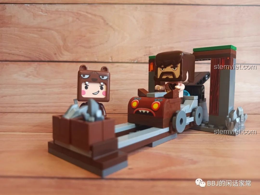Toàn cảnh bộ lắp ráp QMAN 4906 Mini World: Dũng Cảm Vượt Hầm Mỏ đã hoàn thiện với hai nhân vật và mô hình.