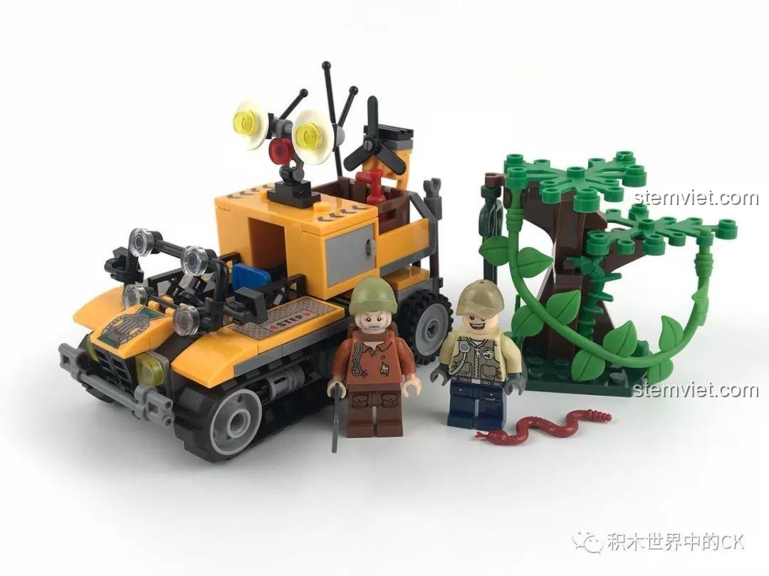 Toàn cảnh bộ lắp ráp Sembo SD9511 Xe Hỗ Trợ Xung Kích Rừng Rậm sau khi hoàn thành, gồm xe, 2 minifigures và cây.