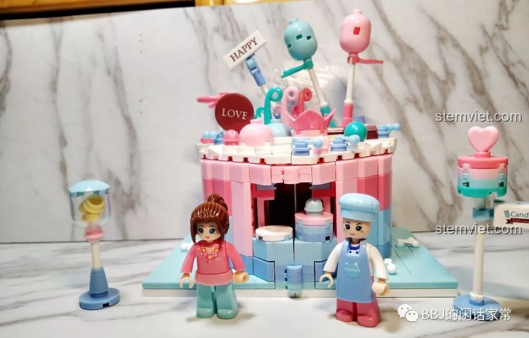 Ảnh chụp toàn bộ mô hình Tiệm Bánh Kem Sluban B0705H hoàn chỉnh cùng hai minifigure và phụ kiện.