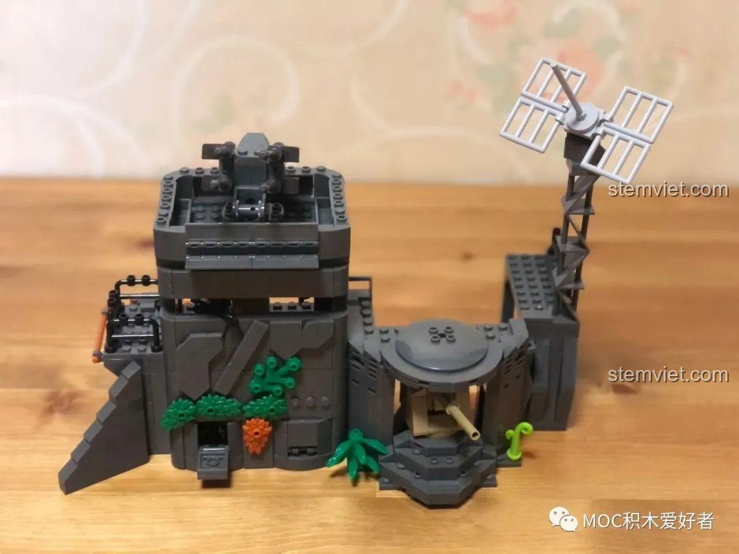 Toàn cảnh bộ đồ chơi lắp ráp Sluban M38-B0861 sau khi hoàn thành, một sa bàn chiến trường chi tiết.