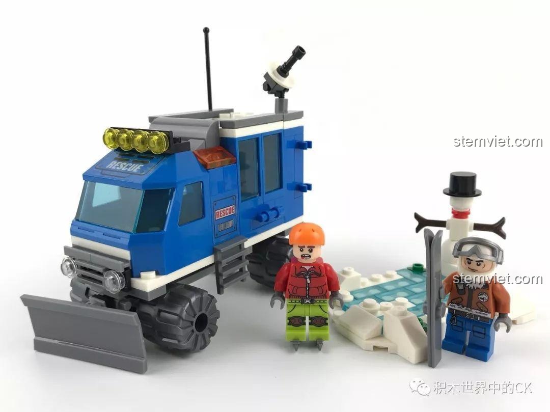 Toàn cảnh bộ lắp ráp SY SD9513 Đội Cứu Hộ Trượt Tuyết hoàn chỉnh với xe, 2 minifigures và sân băng.