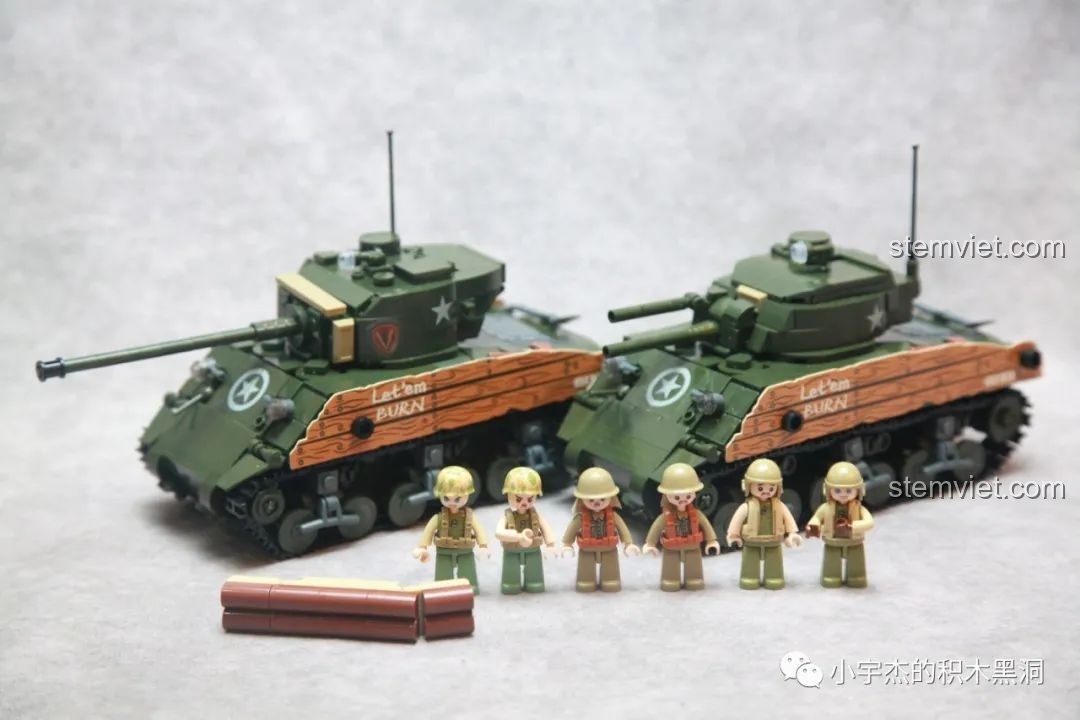 Toàn cảnh bộ lắp ráp Xe tăng Sherman M4A3(76W) M38-B1110 với cả hai mẫu xe và các nhân vật lính.