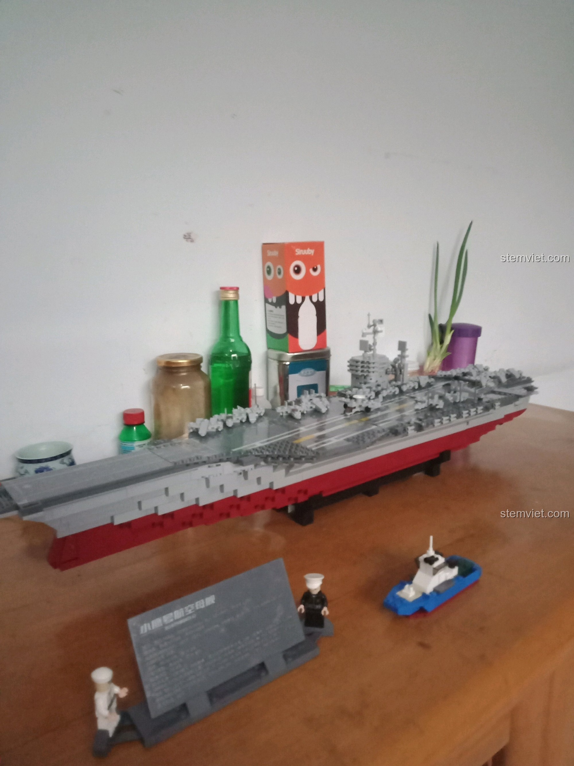 Toàn cảnh bộ mô hình Tàu sân bay USS Kitty Hawk CV-63 KAZI KY10002 cùng các tàu nhỏ và minifigures.