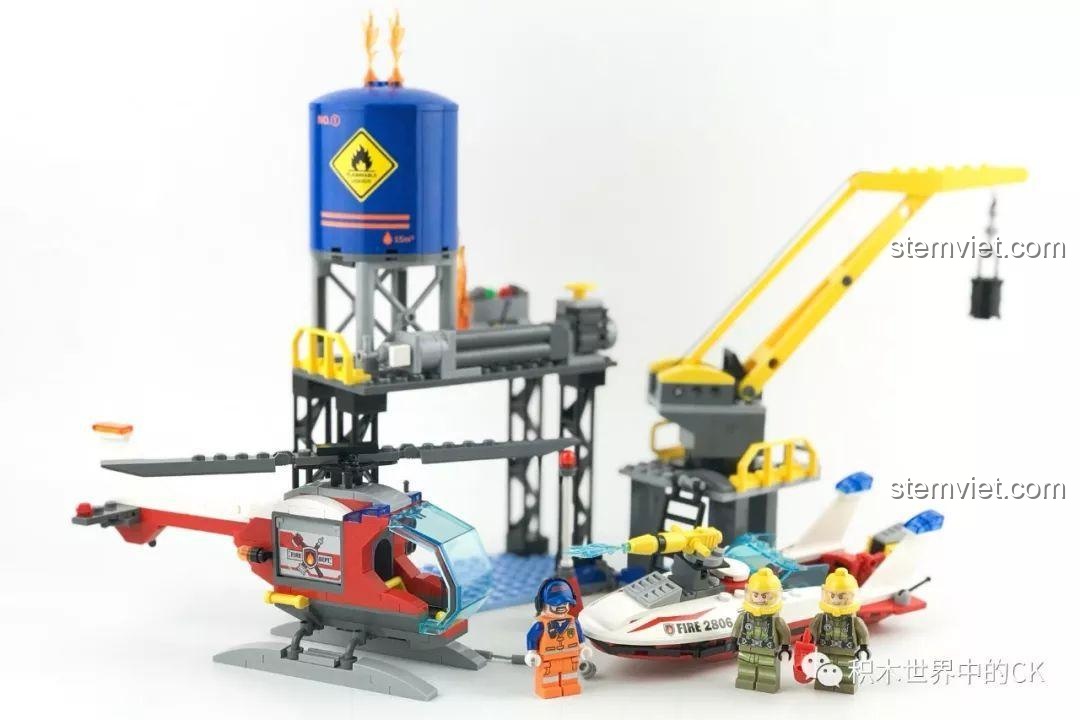 Toàn bộ mô hình và minifigures của bộ QMAN 2806 Giải Cứu Giàn Khoan được trưng bày cùng nhau.