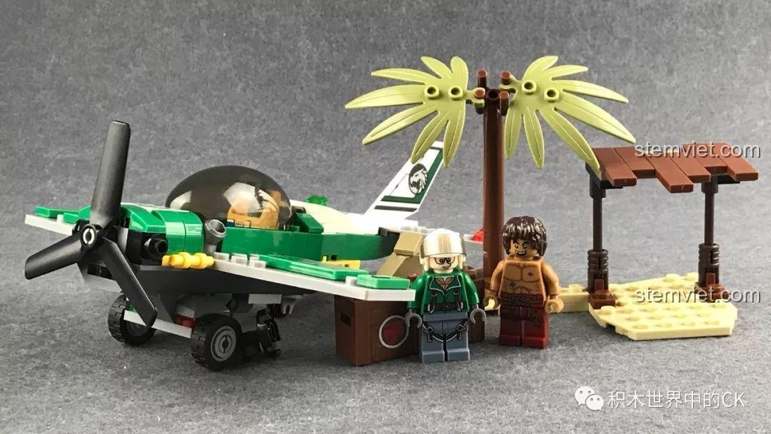 Toàn bộ mô hình và minifigures của bộ SEMBO 603013 Tiếp Tế Sa Mạc được sắp xếp cùng nhau.